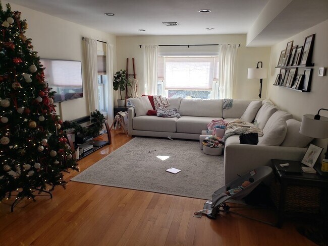 Building Photo - 11 Oak St