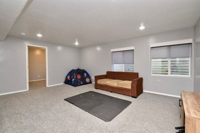 Building Photo - Great 4 Bedroom 3 Bath Home in South Jordan in Amazing HOA Community!
