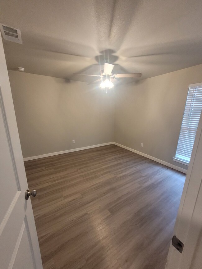 Building Photo - 3 bed 2 bath in Lone Star Trails!