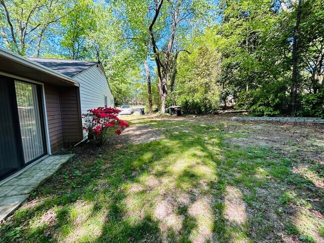 Building Photo - Fabulous 3 bedroom 2 bathroom Ranch home in Lawndale Homes area in NW Greensboro. Huge yard.