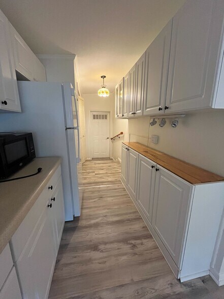 Building Photo - 516 Northmoor Ave N