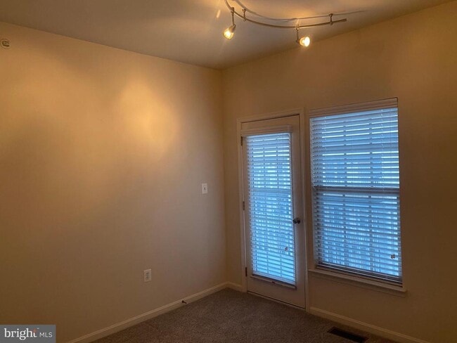 Building Photo - 8049 Crescent Park Dr