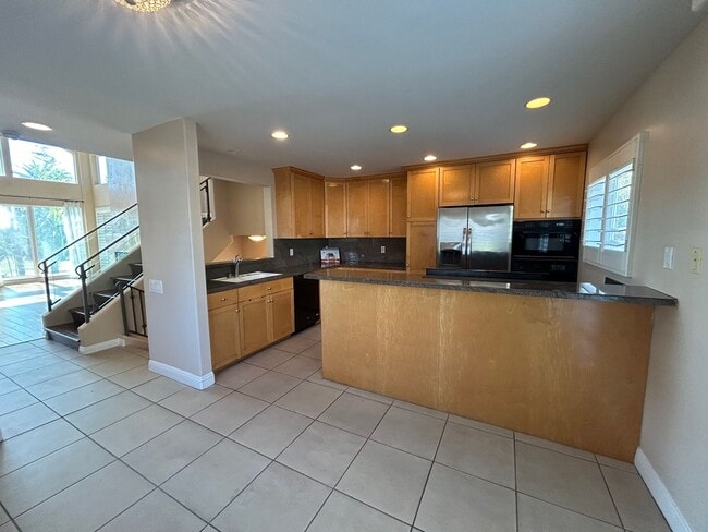 Building Photo - Amazing 3 story free standing contemporary house with terrific ocean views in Playa Del Rey