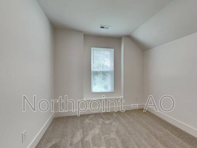 Building Photo - 513 Craven St
