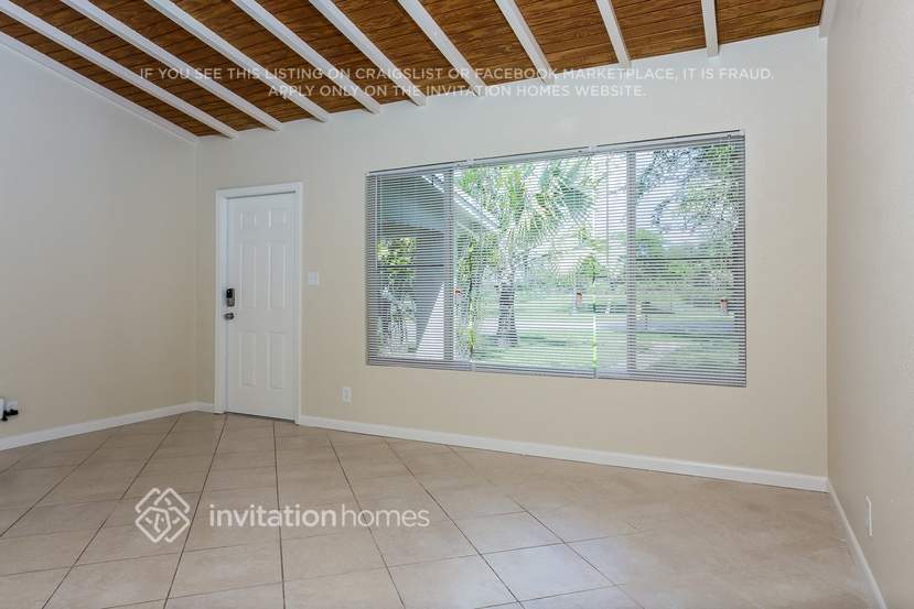 Building Photo - 883 W Country Club Cir