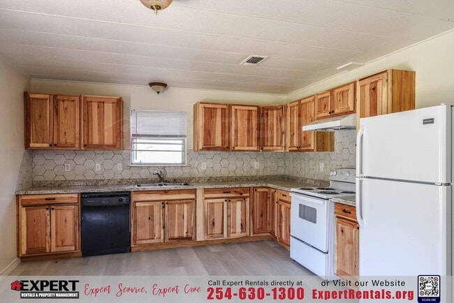 Building Photo - A cozy 3-bedroom, 2-bathroom home nestled on a corner lot