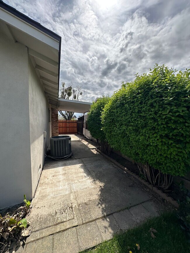 Building Photo - 1613 Carnation Ct