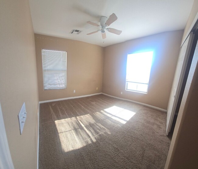 Building Photo - Beautiful 4 Bedroom Home in Mountains Edge