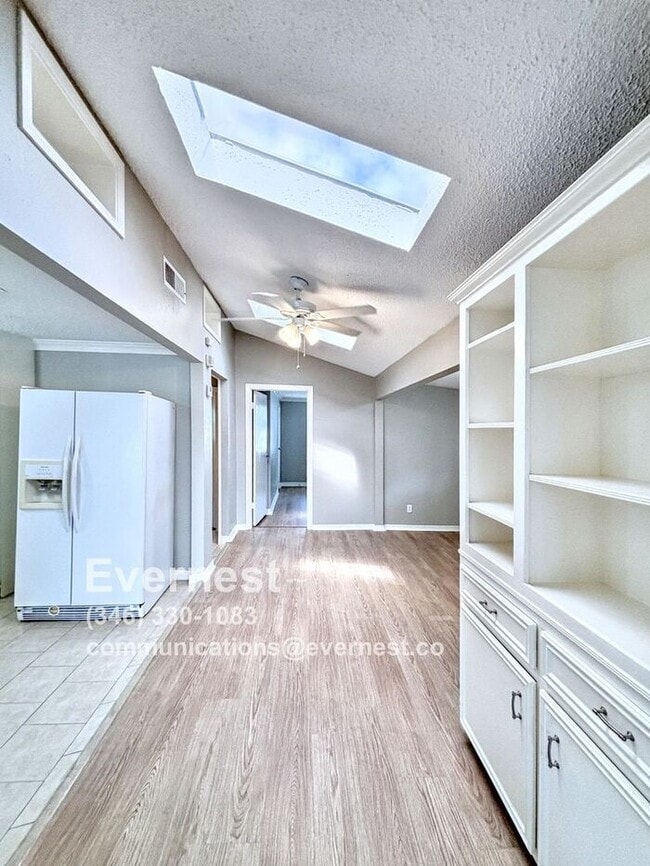 Building Photo - 3-Bedroom, 2-Bath Home with Pool and Conve...