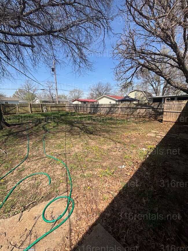 Building Photo - 3 bed 1 bath house available NOW!