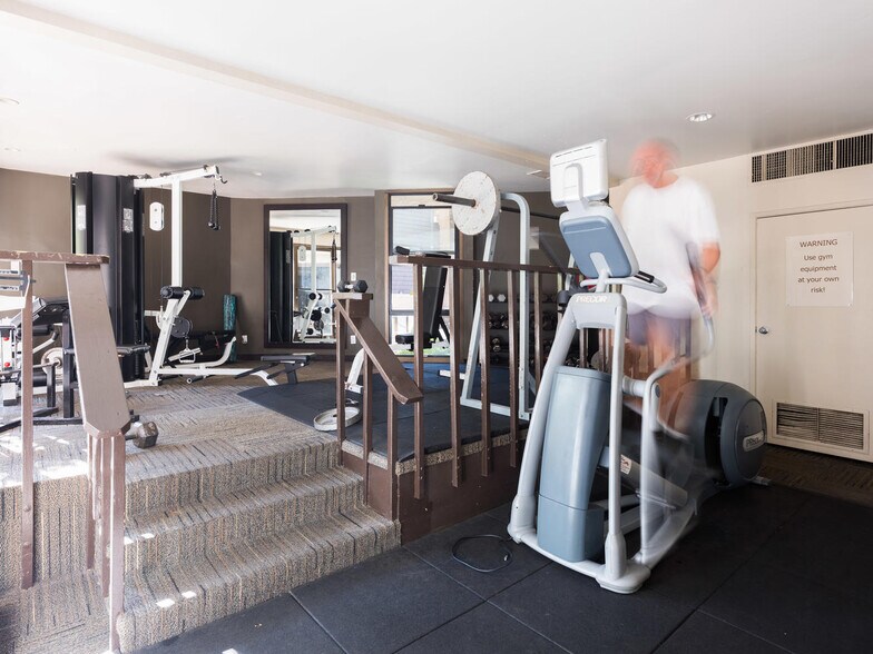 Building Photo - 950 N Kings Rd