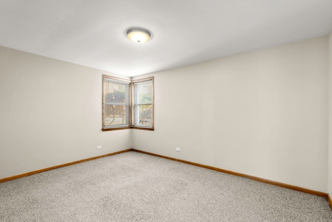 Building Photo - 6556 N Northwest Hwy