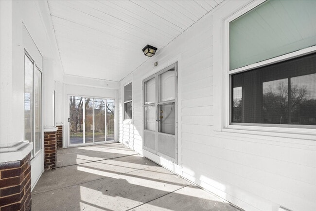 Building Photo - "Charming 3-Bed Haven with Hardwood Floors & 2 Full Baths in St. Louis!"  Hazelwood Schools.  Sec...