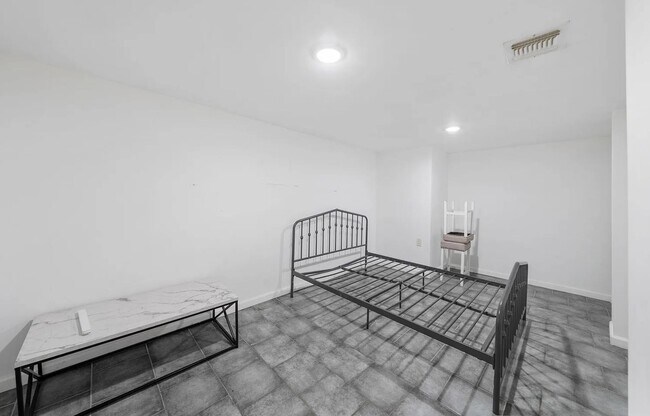 Building Photo - 294 Ege Ave