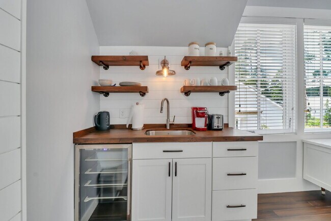 Building Photo - Spacious & Furnished Garage Apartment in Palmetto Bluff!