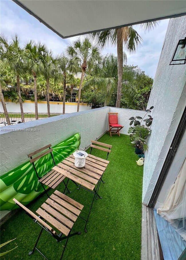 Building Photo - 2715 Tigertail Ave