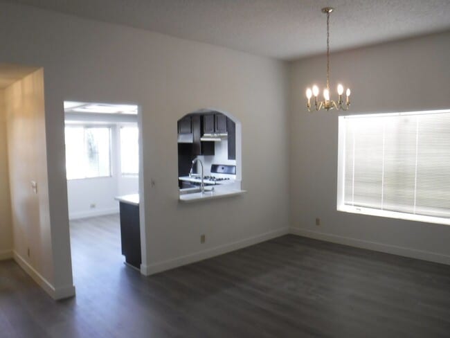 Building Photo - CUTE 2 BEDROOM/2 BATH HOME WITH FENCED IN ...