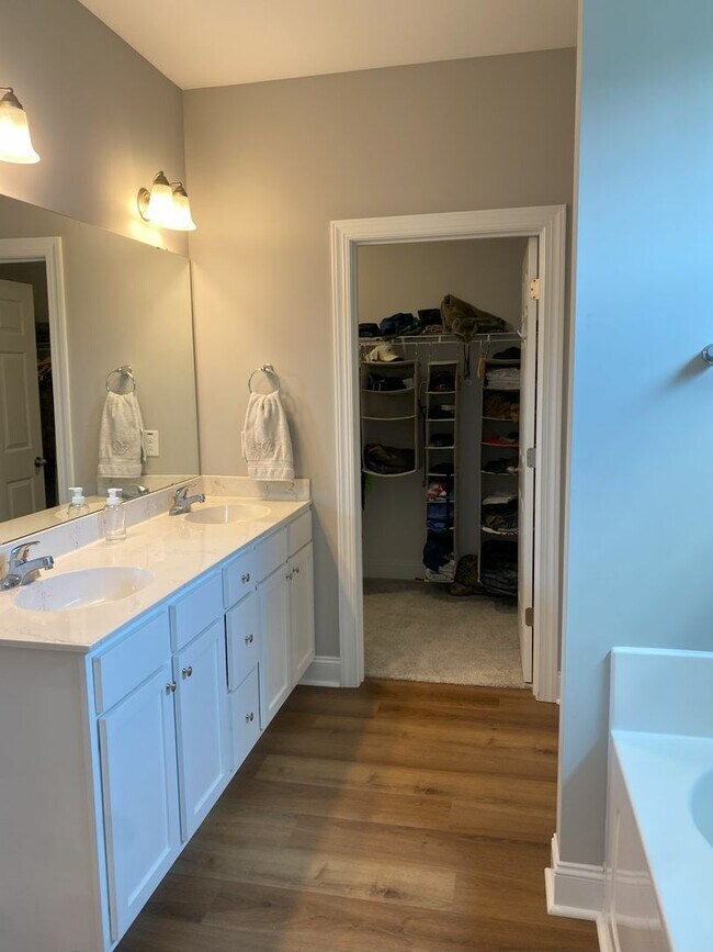 Building Photo - 3 Bed/3 Bath with 2 Bonus Rooms!!!