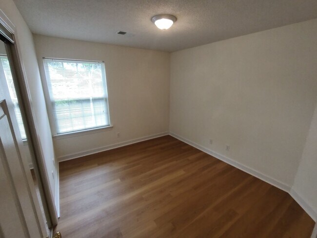 Building Photo - NEWLY RENOVATED 4 Bed/2 Bath with Communit...