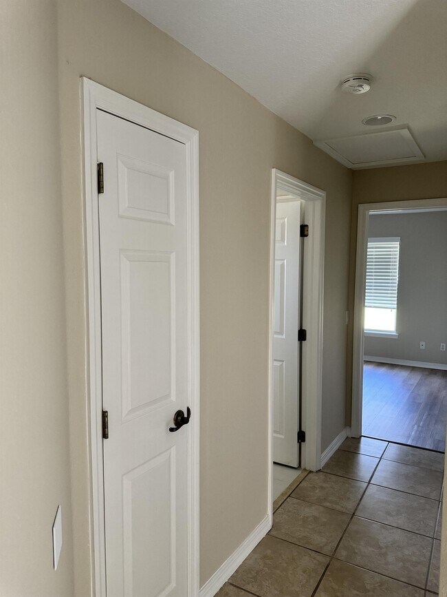 Building Photo - 3927 SW 16th Pl