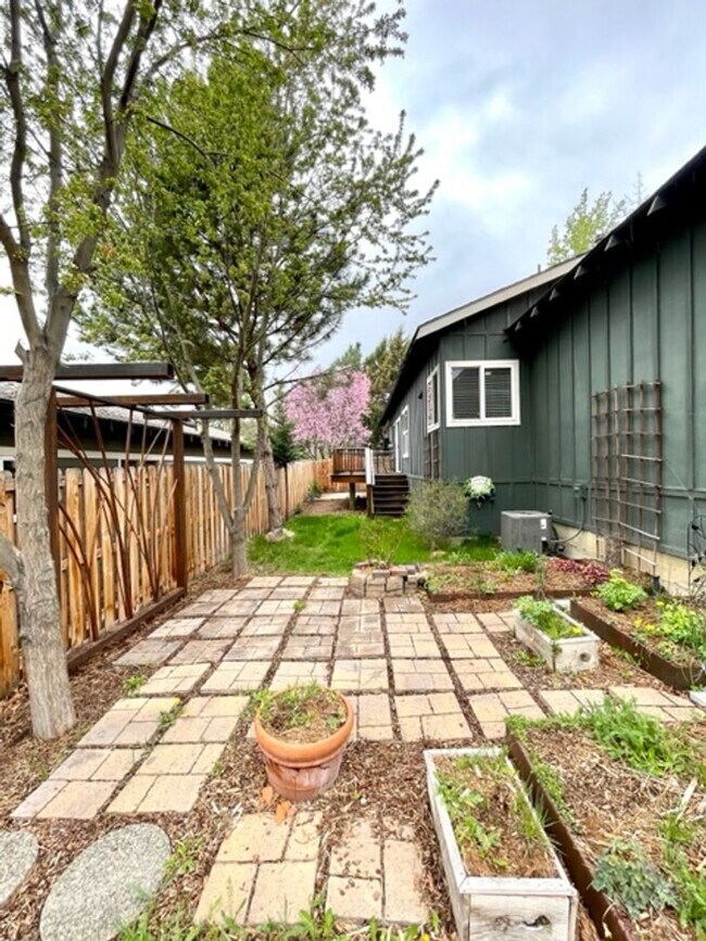 Building Photo - Near Downtown Bend and the Deschutes River...