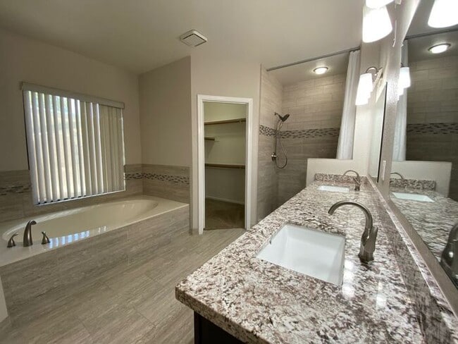 Building Photo - Very nice single level home