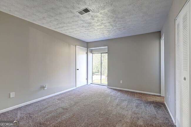 Building Photo - 288 Country Club Dr