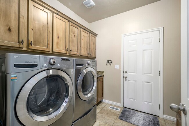Building Photo - Move-In Ready Upstairs Unit – Available Now