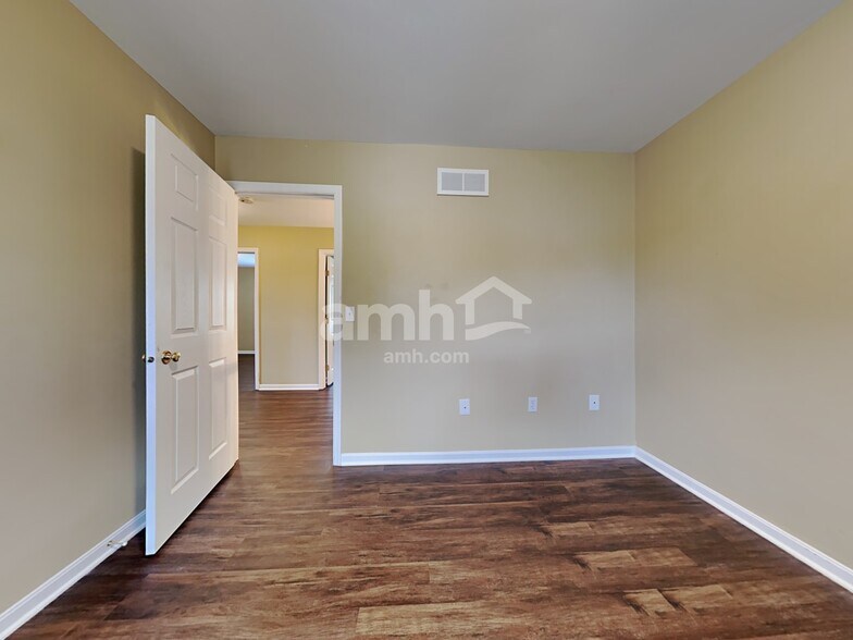 Building Photo - 823 Wingate Dr