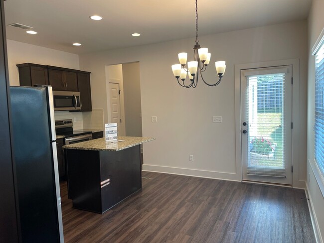 Building Photo - 3 Bedroom Home With Spacious Garage