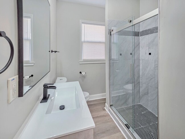 Building Photo - Beautifully Renovated 4 Bedroom Home in th...