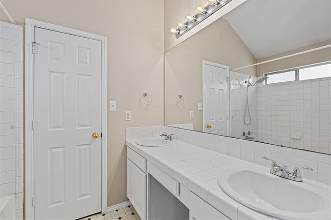Building Photo - 1404 River Oak Dr
