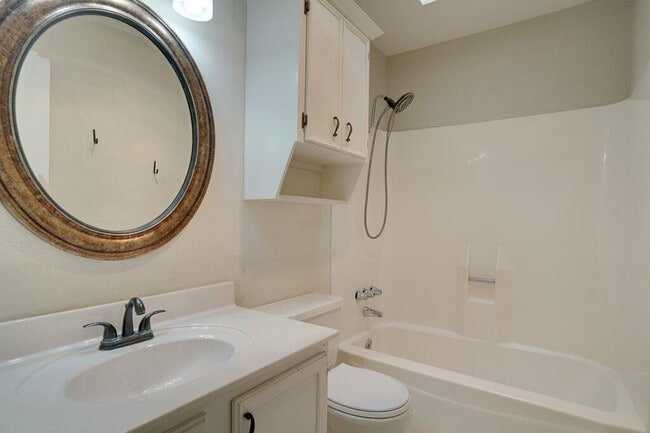 Building Photo - 4601 Gray Fox Dr
