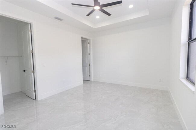 Building Photo - 847 Duplex St E