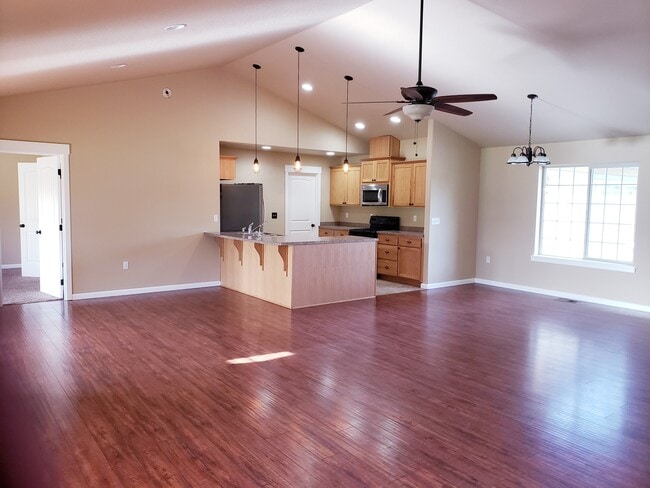 Building Photo - 28450 Pleasant Valley Rd