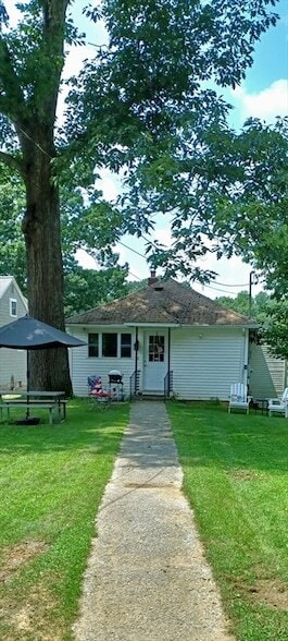 Building Photo - 12 Oak Ln