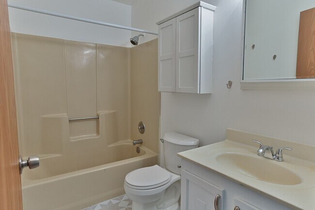 Building Photo - Townhouse in Highspire