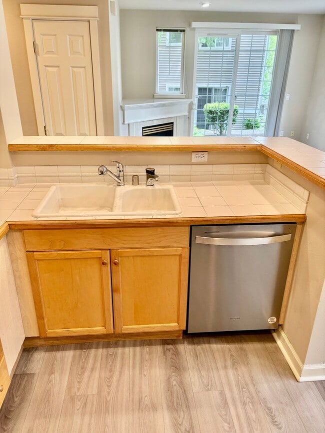Building Photo - 2 Bed / 2 Bath Bellevue Condo $2,595/mo