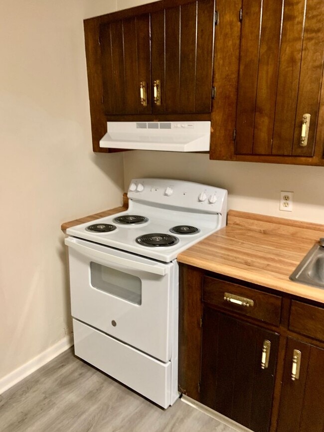 Building Photo - 2 Bedroom Duplex with Yard