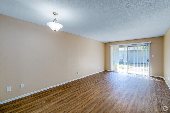 2BR, 1BA - 914SF - Living Room - Sorrento
