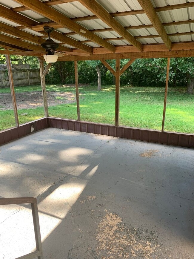 Building Photo - Your Next Home Awaits! 3 Bed/2 Bath Near J...