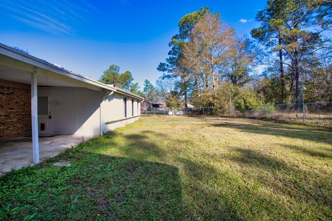 Building Photo - Country living on 2 acres in Cantonment