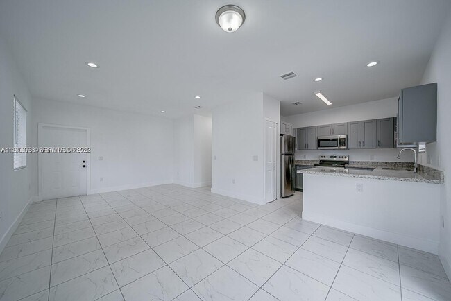 Building Photo - 14708 NE 7th Ave