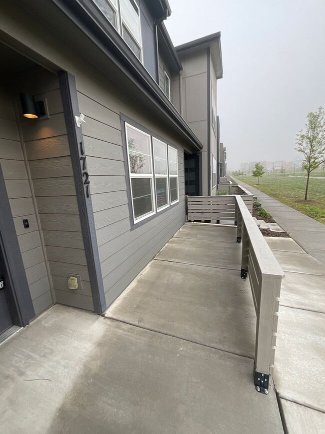 Building Photo - 3 Bedroom Townhome Available Near Voyager ...