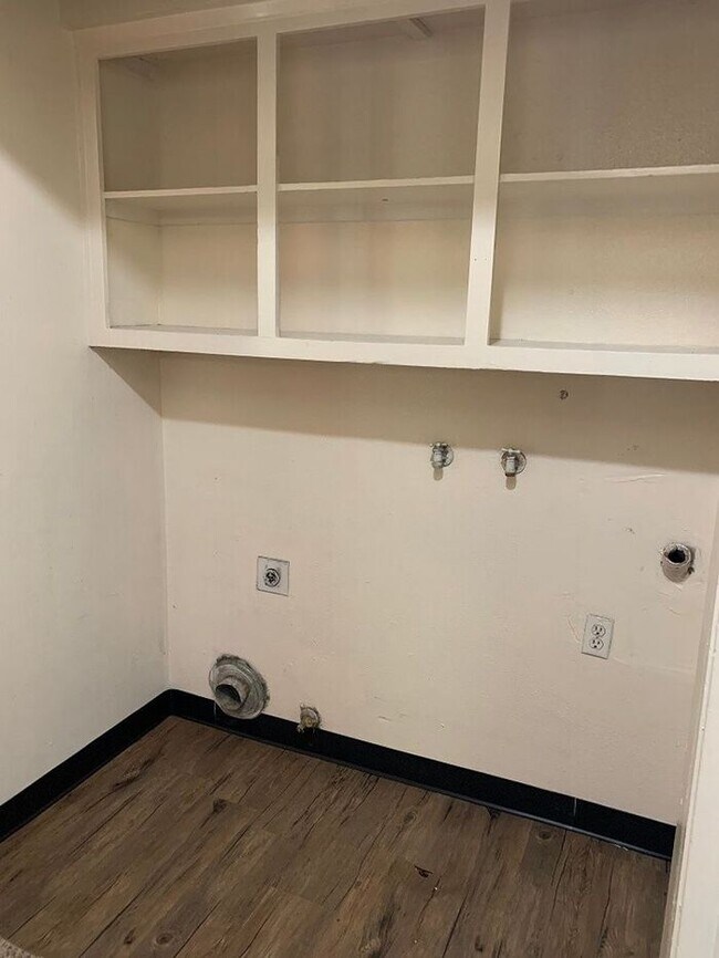 Building Photo - Downstairs unit approaching Downtown Visalia!