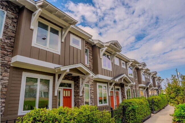 Building Photo - 3 bed/3 bath Luxury Townhouse Walking Distance to FSU Campus! Available Fall 2026!