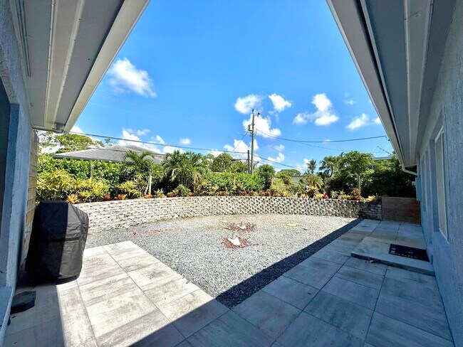 Building Photo - 1615 Crest Dr