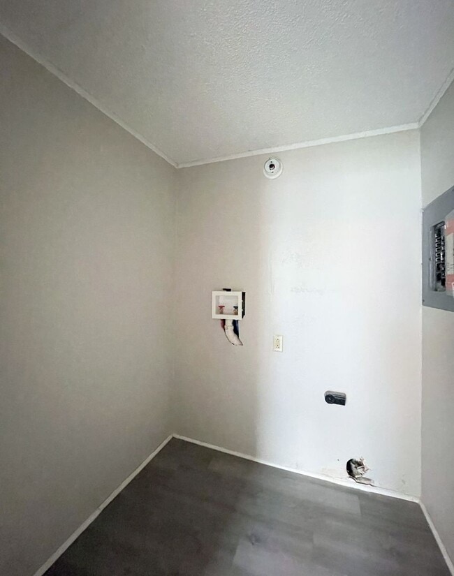 Building Photo - Large 3 bedroom home
