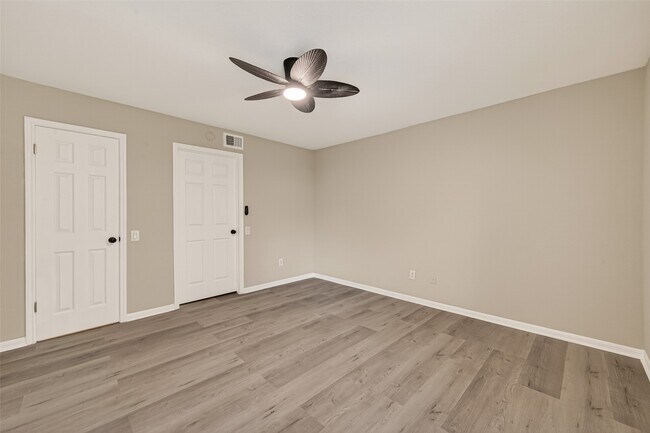 Building Photo - 1860 White Oak Dr