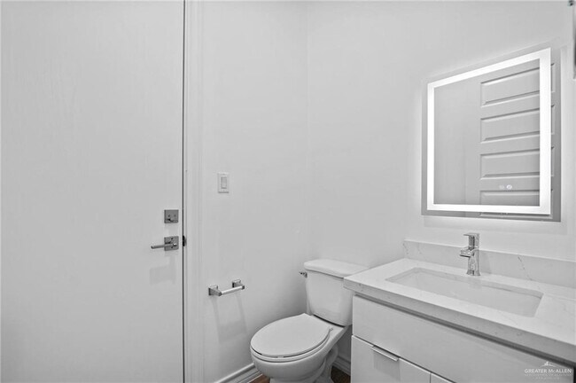 Building Photo - 31 E Conroe Rd